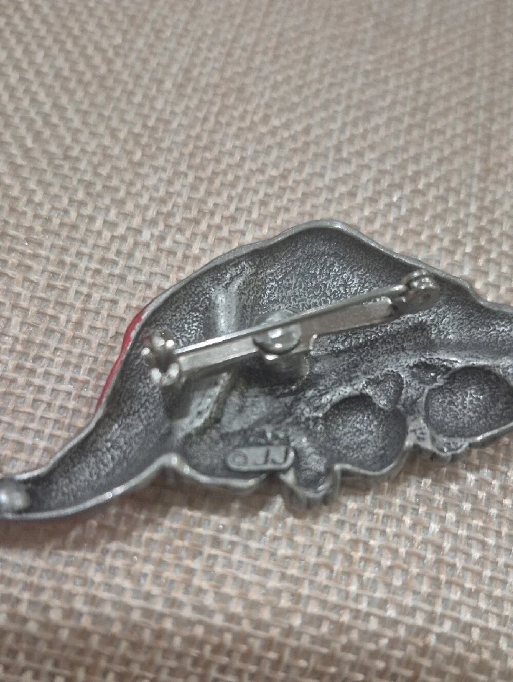 "JJ" Jonette Jewelry Silver Pewter KITTENS Under Santa's Hat Pin ~ Christmas Cat - Picture 3 of 3